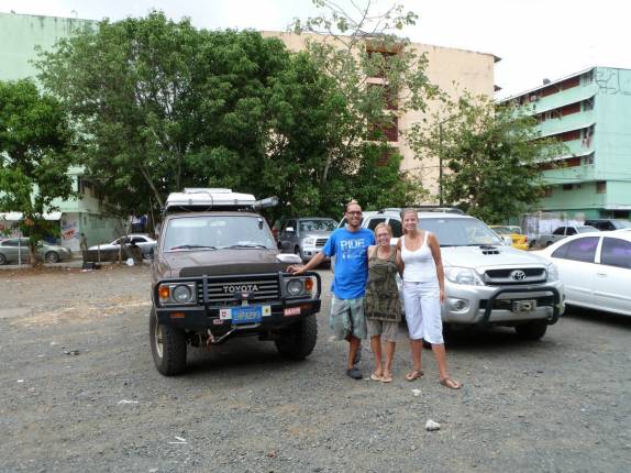 Encontro com os suiços Tina e Marco, que vão dividir o conteiner para a Colômbia conosco (na Cidade do Panamá, a capital do país)